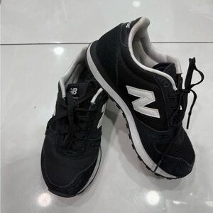 New Balance Men's Black and White Sneakers